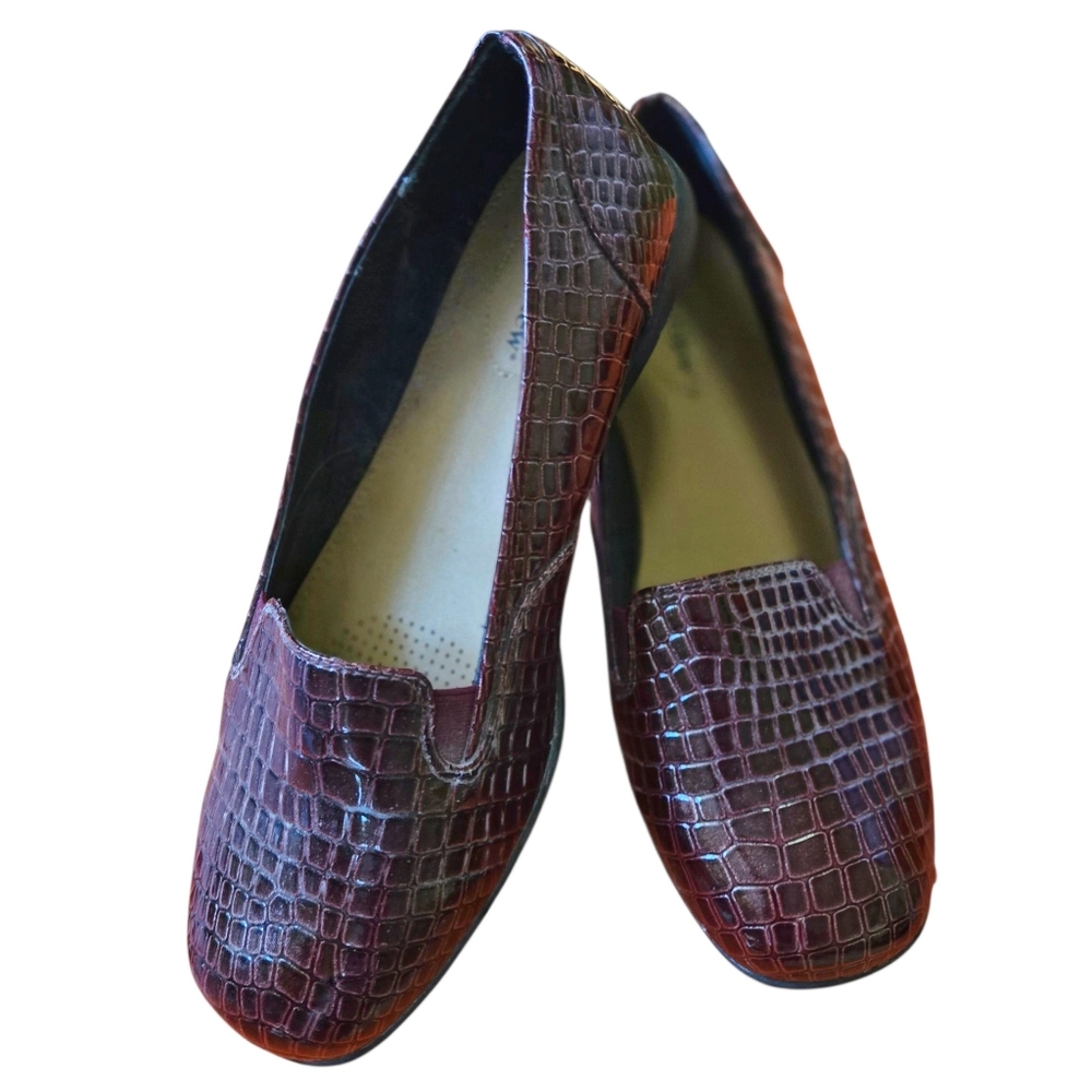 NEW Women's Comfortview Patten Burgundy Crocodile Pattern Loafers, Size 9WW.